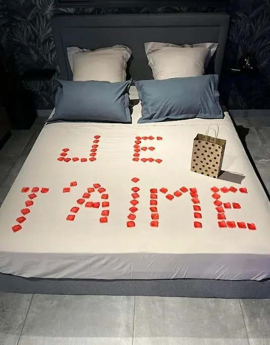 Suite Romantique Avec Ambiance Cocooning Saint-Genet-Lerpt 0*,