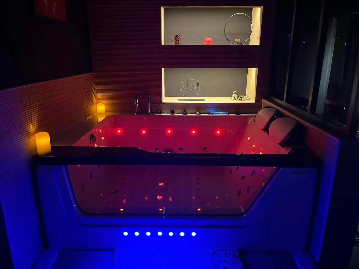 Suite Romantique Avec Ambiance Cocooning Saint-Genet-Lerpt 0*,
